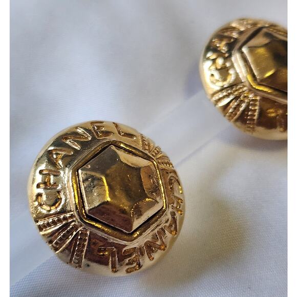 US BASED Authentic Vintage CHANEL Clip On Gold Tone Earrings w gift box or bag - Picture 1 of 9